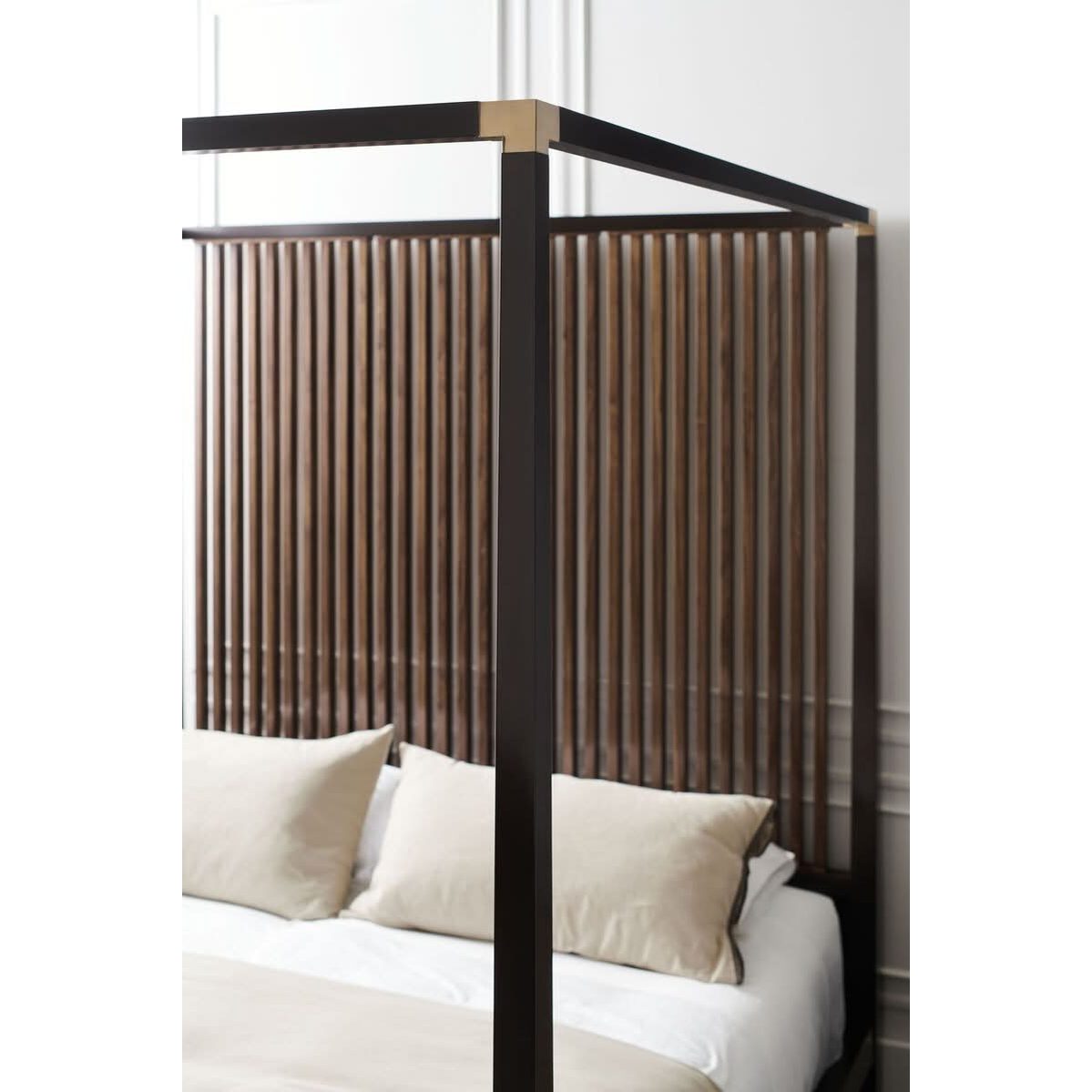 Caracole Pinstripe US Queen Size Bed